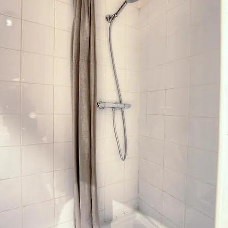 Atelier, dernier étage bail mobilité Centre paris Parigi